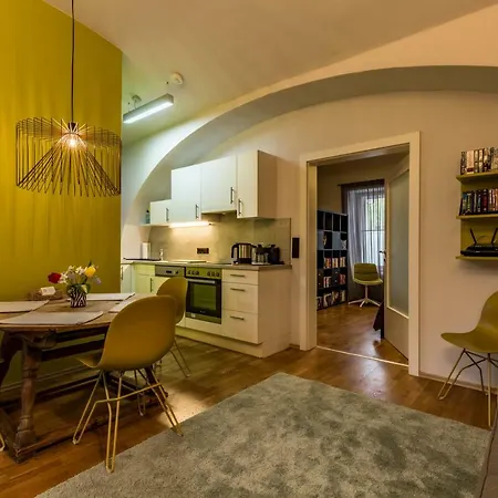 Yellow Flat By Grazrentals With Location & Free Parking