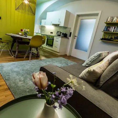 Yellow Flat By Grazrentals With Location & Free Parking Apartment *