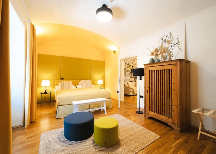 Yellow Flat By Grazrentals Vaulted Kitchen & Pet Friendly & Free Parking Διαμέρισμα